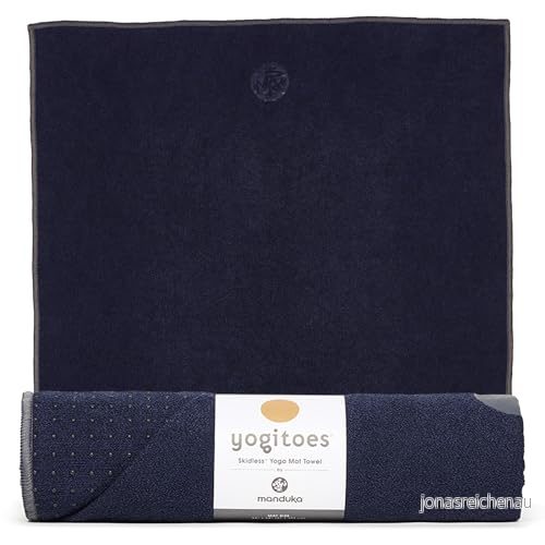 Manduka Yogitoes yogahandduk för matta, halkfri och snabbtorkande varm yoga med gummibotten greppprickar, tunn lätt, 180 cm, midnatt 840104814574